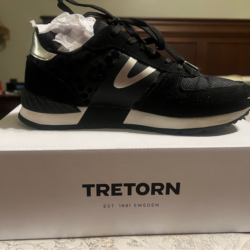 Ladies Tretorn Loyola Lace-up sneakers. Black leopard with silver